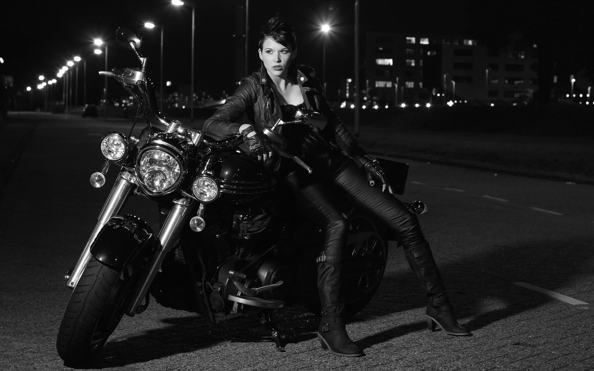 Photo Beautiful girls and motorcycles in Barquisimeto