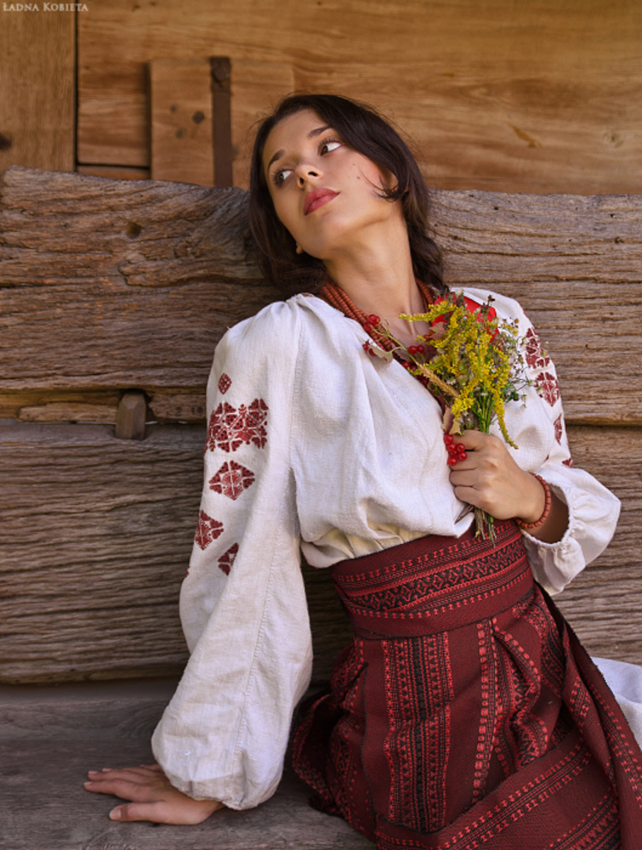 Girls in Slavic costumes in Barquisimeto