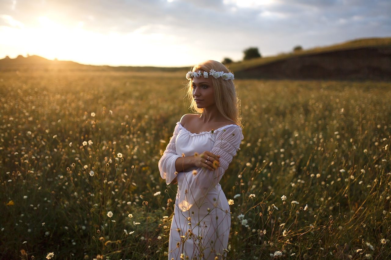Girls in Slavic costumes in Barquisimeto