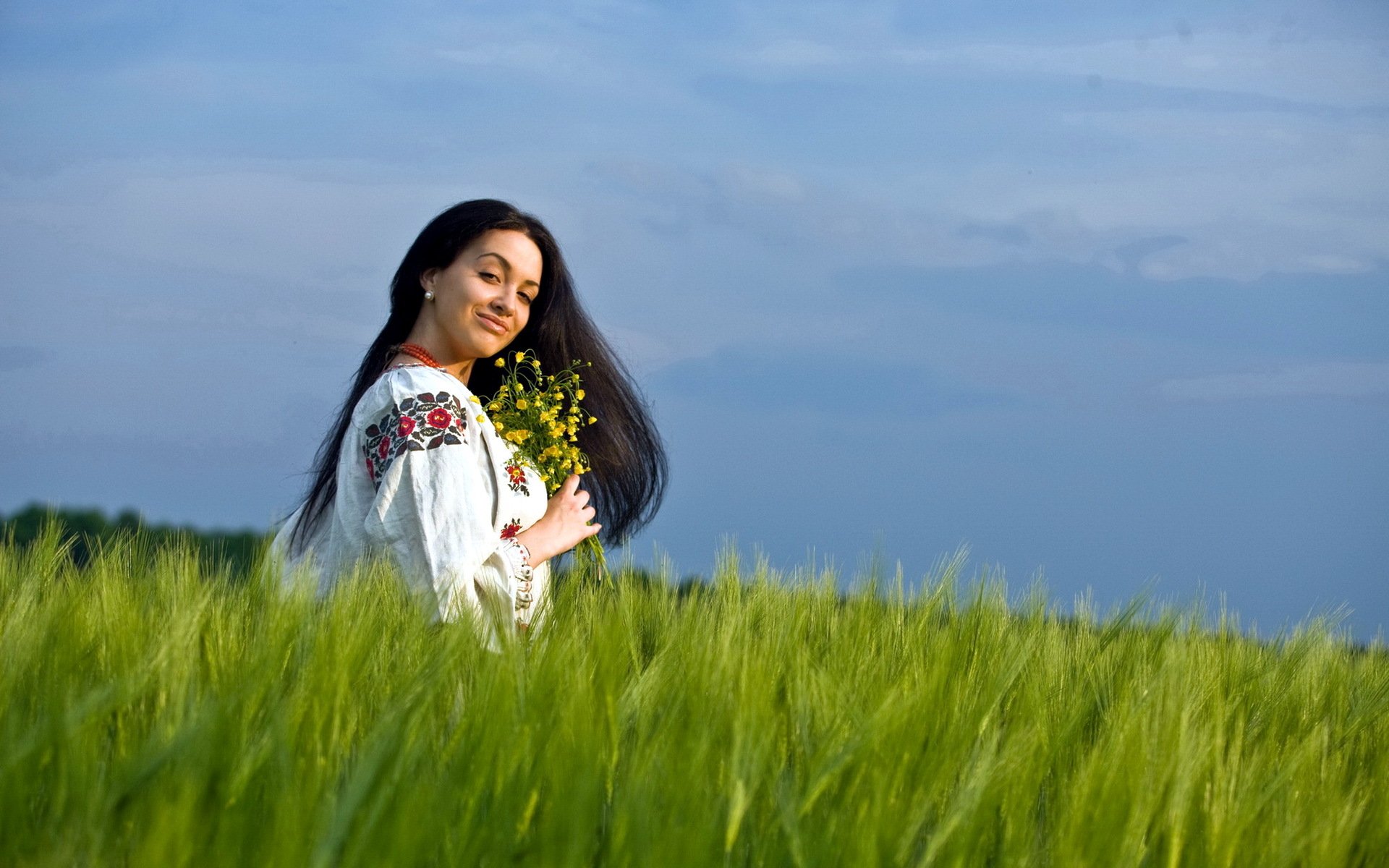 Girls in Slavic costumes in Barquisimeto